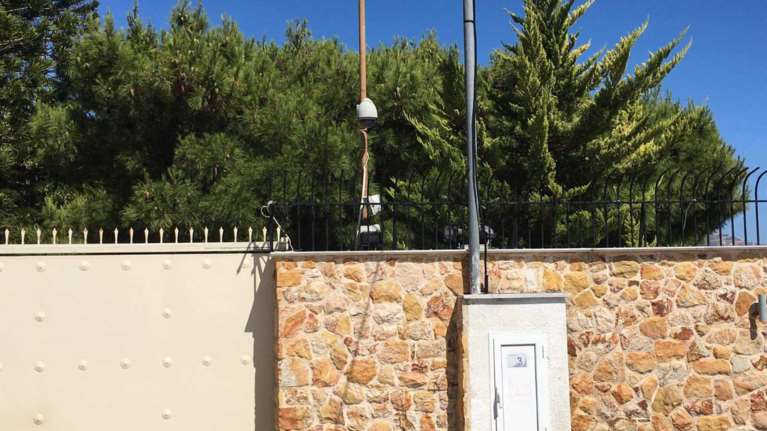 Σε υπερπολυτελή βίλα με πισίνα και γήπεδο τένις ζούσε ο ψευτογιατρός στο Κορωπί - Τι μυστικά &quot;έκρυβε&quot; στη σοφίτα