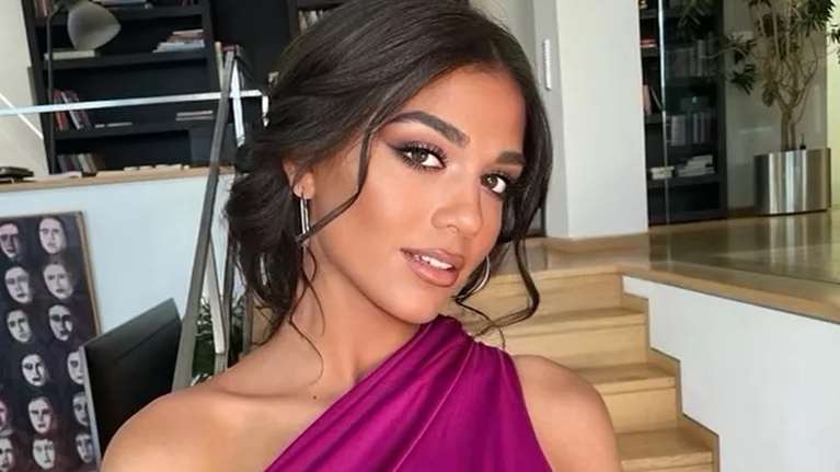 H Mελίνα Νικολαΐδη και τα ατελείωτα πόδια της: Στο μαγαζί που τραγουδά η Δέσποινα Βανδή με το πιο σέξι φόρεμα ever