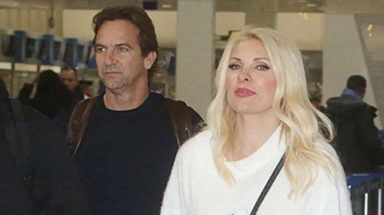 Ελένη Μενεγάκη &amp; Μάκης Παντζόπουλος με ασορτί sneakers στο αεροδρόμιο