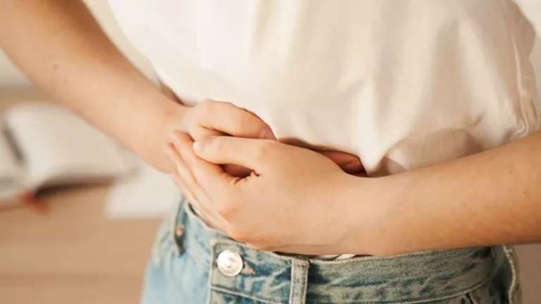 Το μυστικό κινέζικης ιατρικής για επίπεδο στομάχι: Πώς να νικήσεις το φούσκωμα σε 5 λεπτά