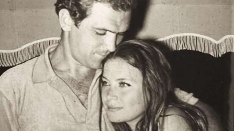 Η Τζένη Καρέζη και ο Κώστας Καζάκος με τον νεογέννητο γιο τους στο αυτοκίνητο - Η αδημοσίευτη φωτό