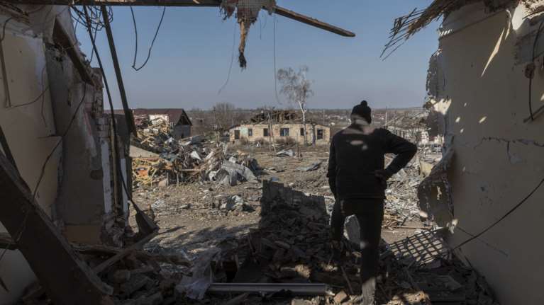 Κίεβο: Οι Ρώσοι σφυροκοπούν τα περίχωρα της πόλης - Νέα απαγόρευση κυκλοφορίας από απόψε έως το πρωί της Δευτέρας