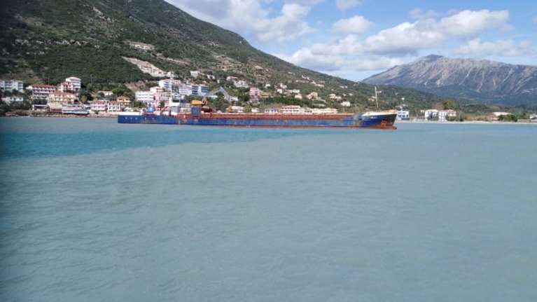 Λευκάδα: Φορτηγό πλοίο προσάραξε στον όρμο της Βασιλικής [Εικόνες]