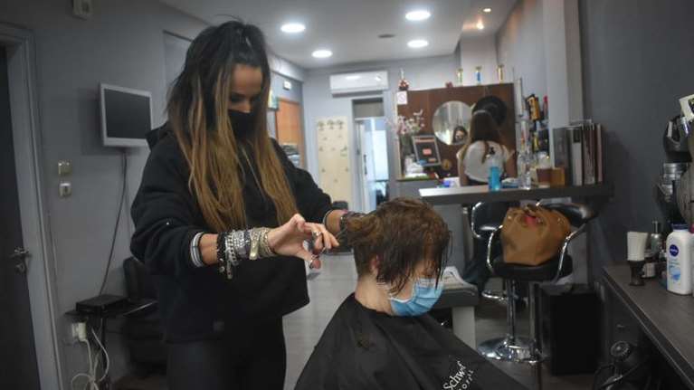 Lockdown στην Αττική: Κλείνουν από την Πέμπτη τα κομμωτήρια και  τα κέντρα αισθητικής - Χαμός για το τελευταίο ραντεβού