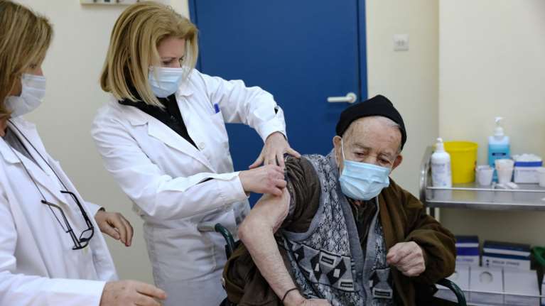 Κορονοϊός: Πόσα εμβόλια περιμένουμε - 700.000 κλεισμένα ραντεβού μέχρι τον Απρίλιο