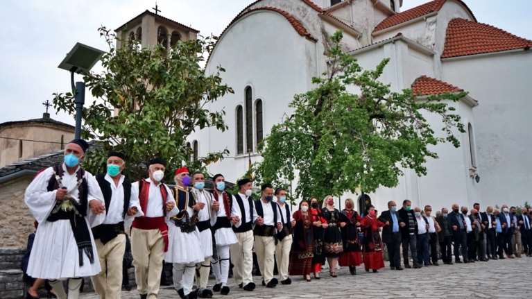 "Καγκελάρι": Το παραδοσιακό έθιμο στους Παπαδάτες Πρέβεζας που συμβολίζει την ενότητα