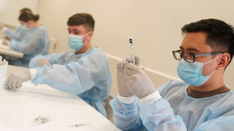 ΗΠΑ: Καμπάνια υπέρ του εμβολιασμού από Ομπάμα, Μπούς, Κλίντον και τις συζύγους τους [βίντεο]