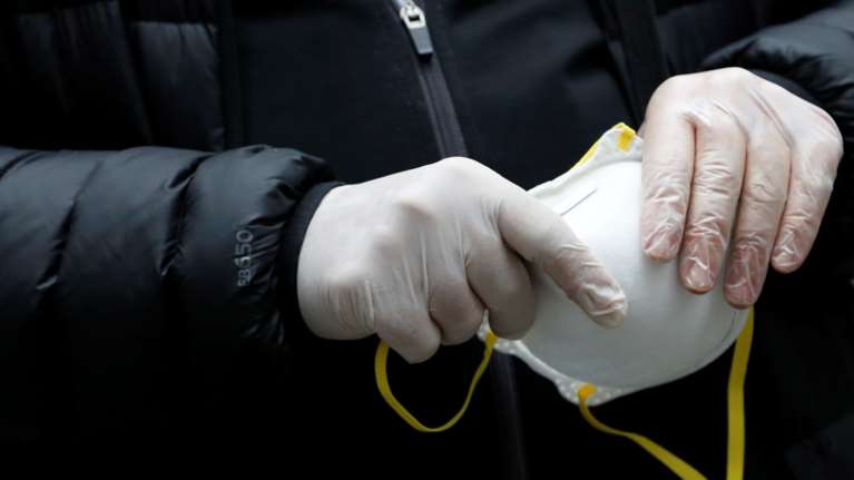 Ληστεία εν μέσω καραντίνας: Φορώντας χειρουργικές μάσκες άρπαξαν 2.000 ευρώ από ηλικιωμένους