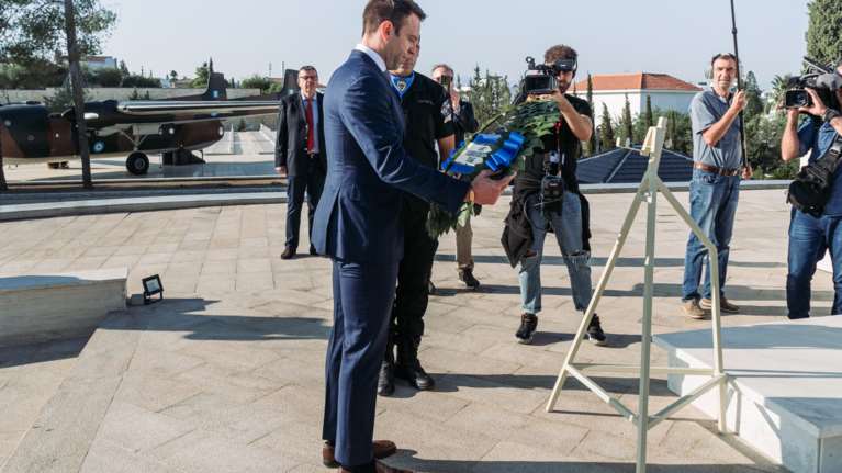 Η αμηχανία του Στέφανου Κασσελάκη όταν κατέθετε στεφάνι στην Κύπρο- Τα σχόλια στα social