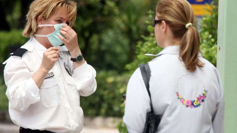 Κοροναϊός: Ποια θεωρείται &quot;στενή&quot; επαφή με κρούσμα, ποια &quot;περιστασιακή&quot; και τι ακολουθεί