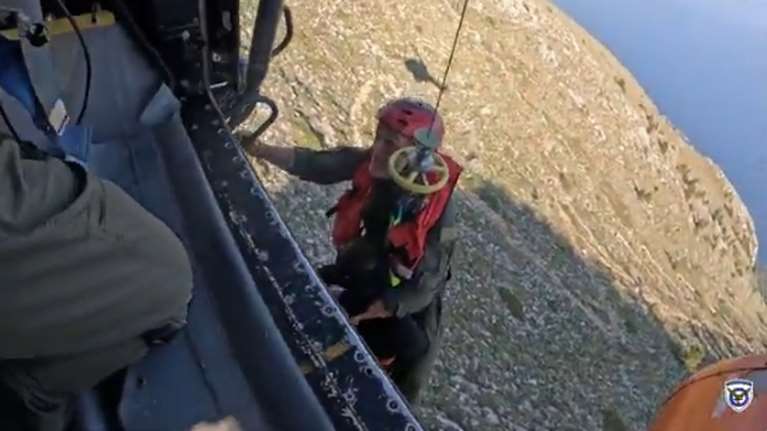 Η στιγμή της διάσωσης τραυματία στο όρος Άθως με ελικόπτερο Super Puma [βίντεο]