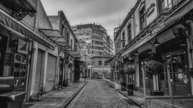 Θεσσαλονίκη: Πρώτη καταδίκη για παραβίαση της καραντίνας - 12μηνη φυλάκιση σε ιδιοκτήτη καφέ-μπαρ