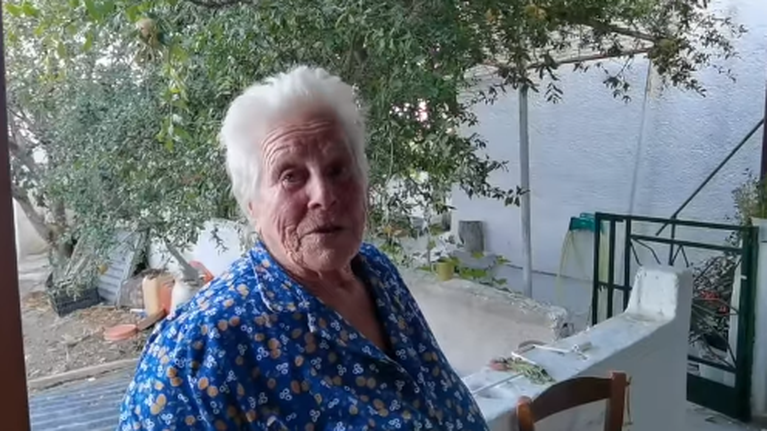 Κρητική φιλοξενία στα χαλάσματα: "Έλα, παιδί μου να σου κάνω ένα καφεδάκι" - Συγκινεί μια 84χρονη [Βίντεο]