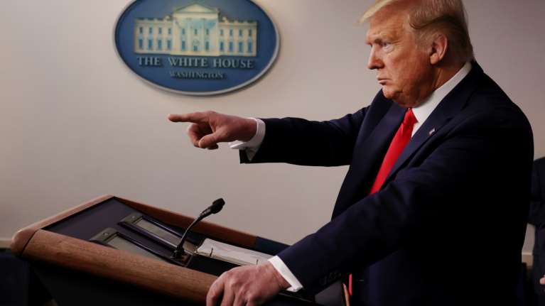 Κορονοϊός: Ο Τραμπ επιστρατεύει τη βιομηχανία των ΗΠΑ με νόμο από τον πόλεμο της Κορέας