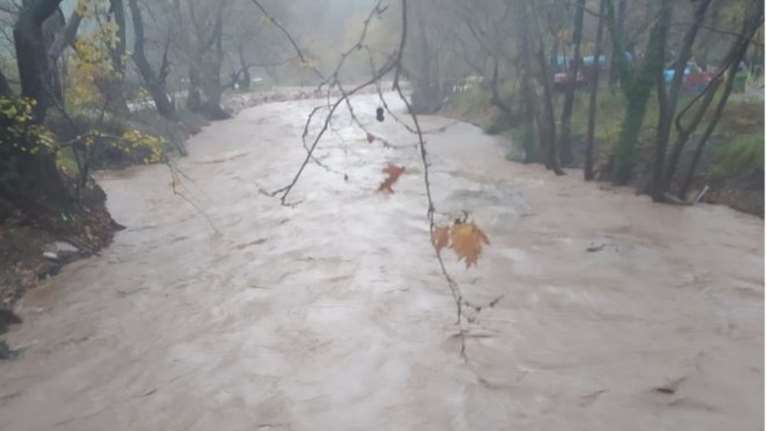 Εύβοια: Προβλήματα από την κακοκαιρία - Υπερχείλισε ποτάμι, κατολισθήσεις και πλημμύρες [βίντεο]