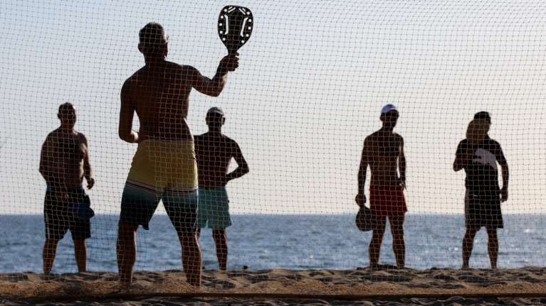 Ρακέτες τέλος: Σε ποιες παραλίες της Αττικής οι παραβάτες θα πληρώνουν μέχρι και 1.000 ευρώ πρόστιμο