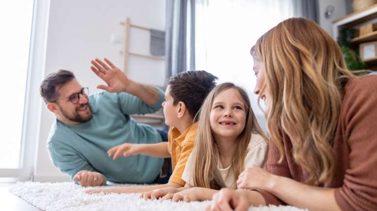 Νέο voucher έως 800 ευρώ για γονείς - Θα δίδεται κάθε μήνα, ποιοι οι δικαιούχοι