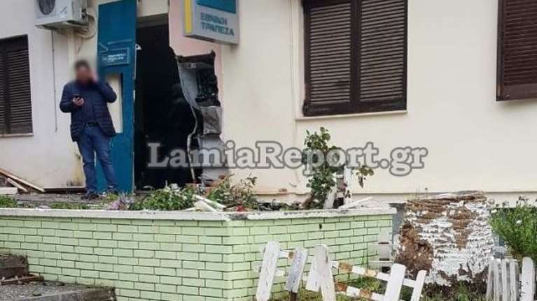 Γκαντέμηδες κλέφτες τίναξαν ΑΤΜ στην Εύβοια και έφυγαν χωρίς ευρώ