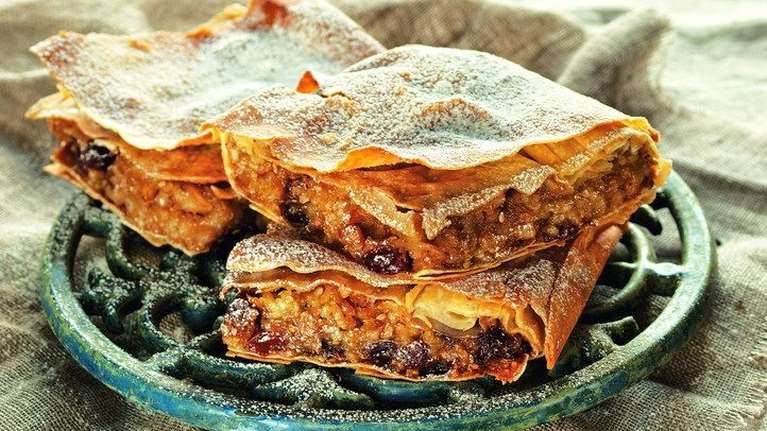 Γλυκιά κολοκυθόπιτα με σταφίδες, το απόλυτο γλυκό του φθινοπώρου