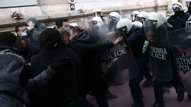 Προπύλαια: Επεισόδια στη συγκέντρωση για τον Κουφοντίνα - Χημικά και μάχες σώμα με σώμα [Βίντεο-Εικόνες]