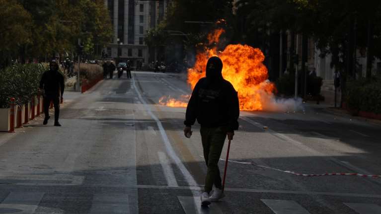 Επεισόδια και μολότοφ και πάλι στο μαθητικό - φοιτητικό συλλαλητήριο στην Αθήνα