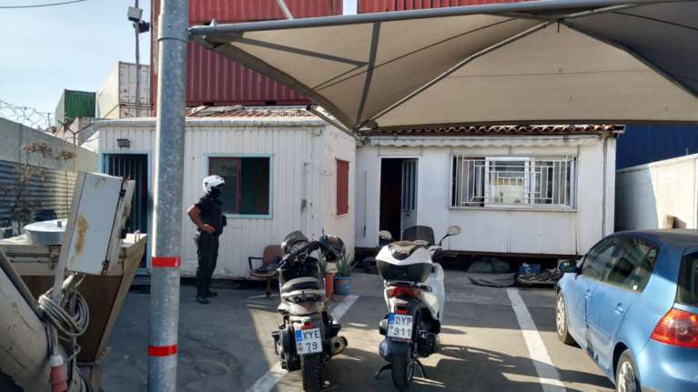 Θρίλερ στον Ασπρόπυργο: Δύο νεκροί μέσα σε κοντέινερ - Τους πυροβόλησαν στο λαιμό