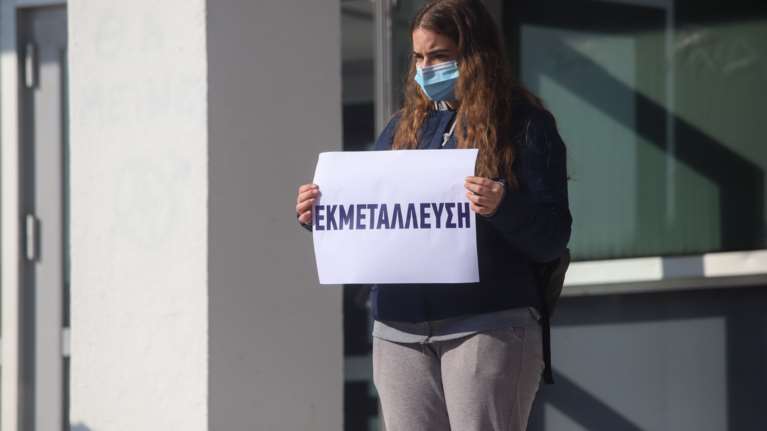 ΑΠΘ: Νέα καταγγελία για παρενόχληση από καθηγητή - &quot;Δυστυχώς κλείδωνε και αυτόματα την πόρτα&quot; [Βίντεο]