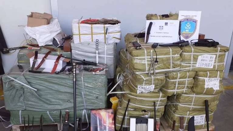 Και τι δεν βρήκαν κρυμμένα σε εμπορευματοκιβώτιο: Μαχαίρια, teaser, σιδερογροθιές, ξίφη και γκλομπς