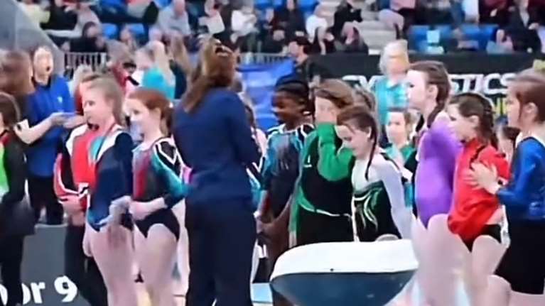 Οργή στην Ιρλανδία: Έδωσαν μετάλλια σε όλα τα παιδιά σε τουρνουά ενόργανης εκτός από ένα μαύρο κορίτσι [βίντεο]