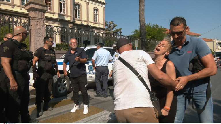 Λέσβος: Ξεσπά η μητέρα της 14χρονης έξω από τα δικαστήρια - &quot;Τι σου έκανε το μωρό μου, παιδεραστή&quot; [βίντεο]