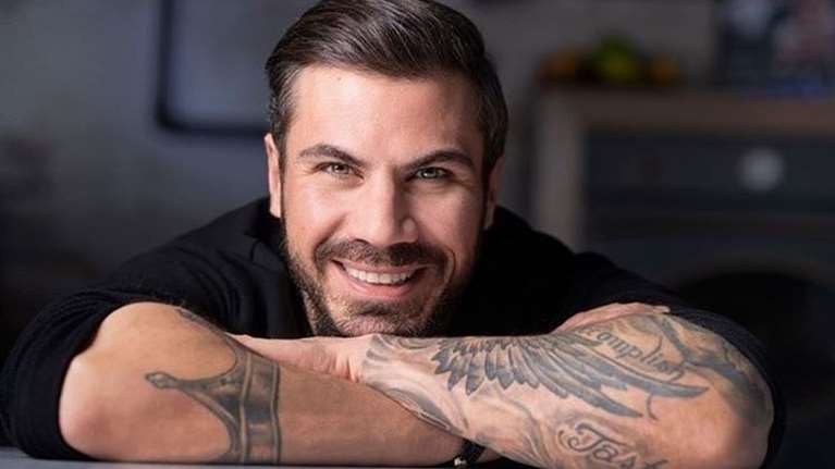 Αχιλλέας Πετρετζίκης: Ο Άκης Πετρετζίκης παίζει παιχνίδια με τον γιο του στη φουσκωτή πισίνα του σπιτιού τους και δείχνουν πιο χαρούμενοι από ποτέ