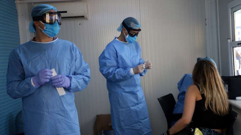 Κορονοϊός: Εξετάζεται επαναλοίμωξη και στην Ελλάδα - Η τρίτη παγκοσμίως αν επιβεβαιωθεί [Βίντεο]