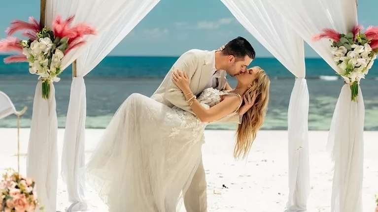 "Το να σε παντρευτώ μοιάζει σαν το πεπρωμένο που χάραξε τα μονοπάτια μας": Γάμος στις Σεϋχέλλες για Ελληνίδα ηθοποιό