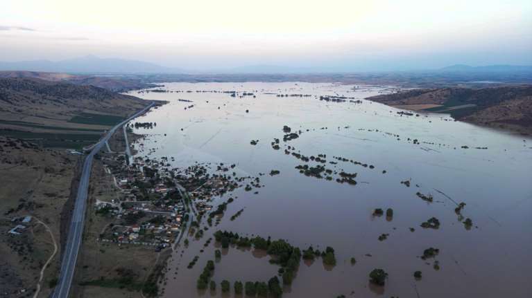 &quot;Κομμένη&quot; στα δύο η χώρα: Ποια οδικά και σιδηροδρομικά δίκτυα είναι κλειστά - Πώς διεξάγεται η κυκλοφορία