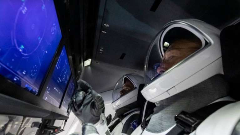 Η SpaceX φέρνει τον πλανήτη σε μία νέα διαστημική εποχή αλλά η κακοκαιρία απειλεί την εκτόξευση - Δείτε live