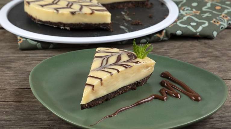 Πετρετζίκης: Συνταγή για τέλεια και πανεύκολη τάρτα λευκής σοκολάτας - Με ελάχιστα υλικά