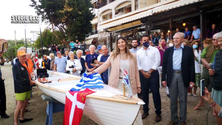 Τολό Αργολίδας: Η υφυπουργός Σοφία Ζαχαράκη "βάφτισε" κωπηλατικό σκάφος [εικόνες - βίντεο]