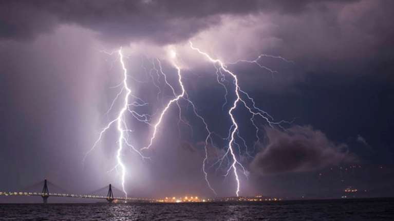 Εντυπωσιακές εικόνες: Κεραυνοί &quot;χτυπούν&quot; τη γέφυρα Ρίου – Αντιρρίου κατά τη διάρκεια καταιγίδας