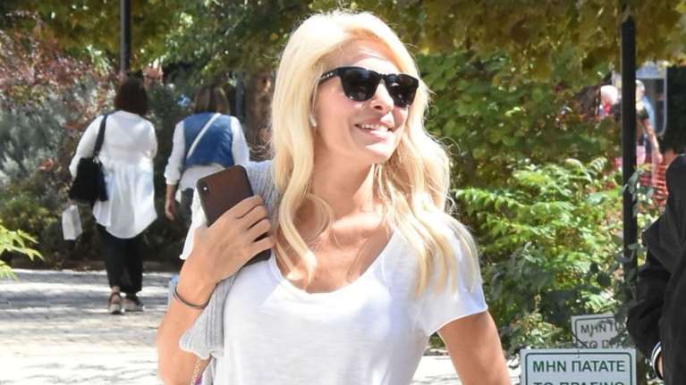 Η Ελένη Μενεγάκη με χαμόγελο στο σούπερ μάρκετ της γειτονιάς της