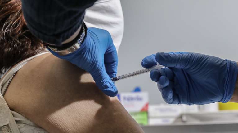 Απίστευτη δήλωση μεγαλοσυνδικαλιστή δασκάλου: &quot;Εσείς εμπιστεύεστε τον οποιοδήποτε γιατρό σε ένα εμβολιαστικό κέντρο;&quot;