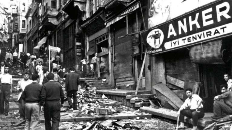 Ο Δένδιας δεν ξέχασε τα Σεπτεμβριανά: Τι έγραψε για το πογκρόμ εναντίον του Ελληνισμού της Πόλης το 1955