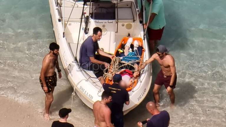 Χανιά: ΕΜΑΚ και εθελοντές μεταφέρουν τουρίστρια που τραυματίστηκε - Καρε καρέ η διάσωσή της [Εικόνες]