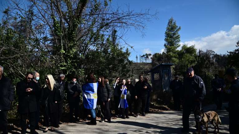 Κηδεία τέως βασιλιά Κωνσταντίνου: Πλήθος κόσμου στο Τατόι για την ταφή