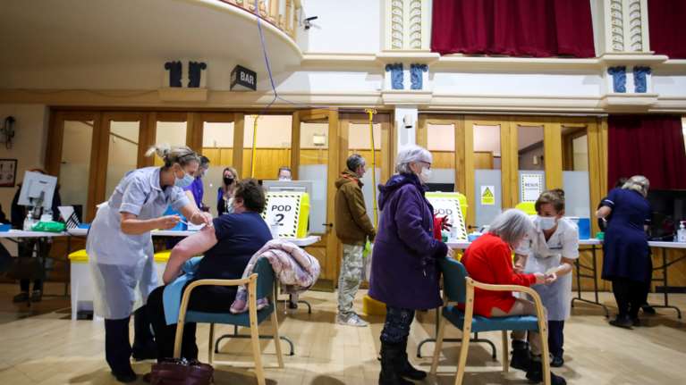 Κορονοϊός: Η Βρετανία ξεπέρασε τα 10 εκατ. εμβολιασμών για την πρώτη δόση