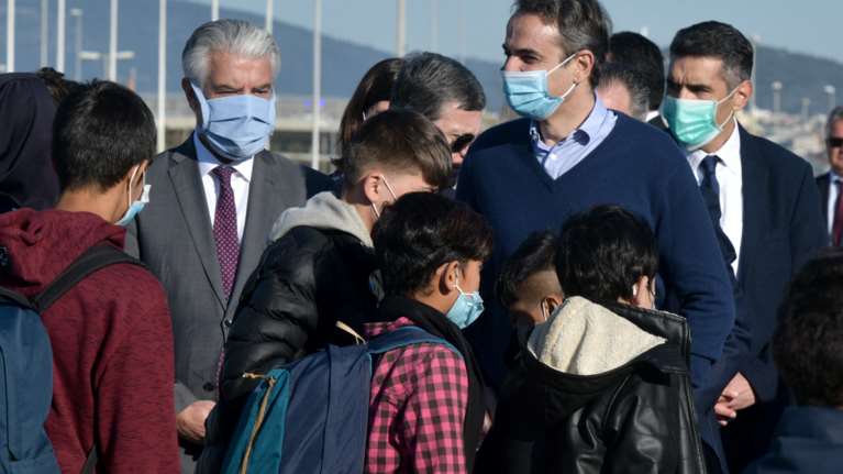 Ο πρωθυπουργός στο αεροδρόμιο, μαζί με 50 προσφυγόπουλα που έφυγαν για Γερμανία [εικόνες]