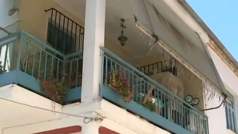 Λάρισα: Αυτό είναι το σπίτι που έγινε το νέο &quot;Κωσταλέξι&quot; -  Γυναίκα έμεινε έγκλειστη για 42 χρόνια