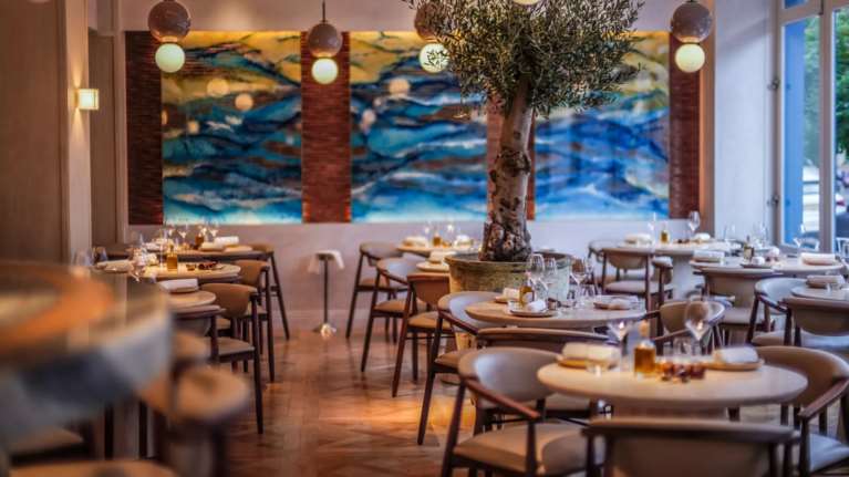 Το επόμενο μεγάλο ελληνικό εστιατόριο του Λονδίνου: Ο Ασημάκης Χανιώτης μόλις άνοιξε τον... Μύρτο του