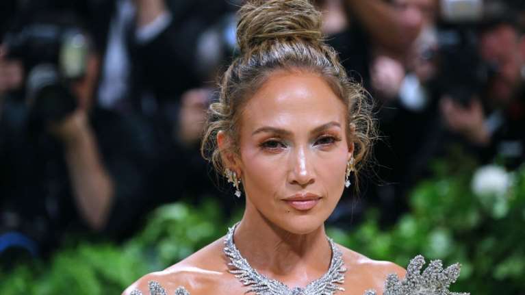 Η Tζένιφερ Λόπεζ σε σκάφος με το ολόσωμο μαγιό που αγαπούν όλες οι celebrities