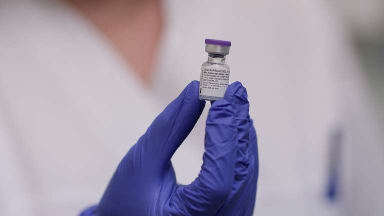 Κορονοϊός - εμβόλιο: Πώς οι Γερμανοί έκαναν έξι αντί για πέντε τις δόσεις ανά φιαλίδιο