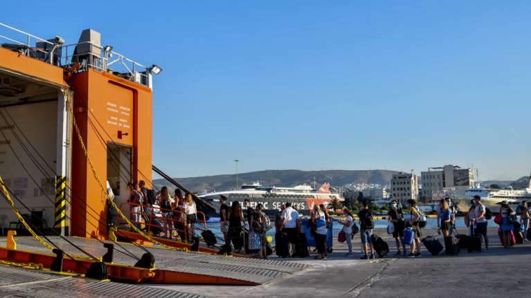 Ουρές στο λιμάνι του Πειραιά - Φεύγουν οι αδειούχοι του Αυγούστου [εικόνες]